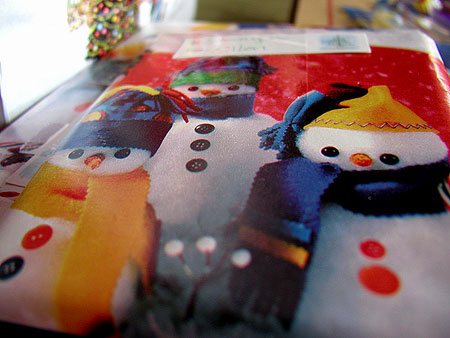 snowpeople gift wrap
