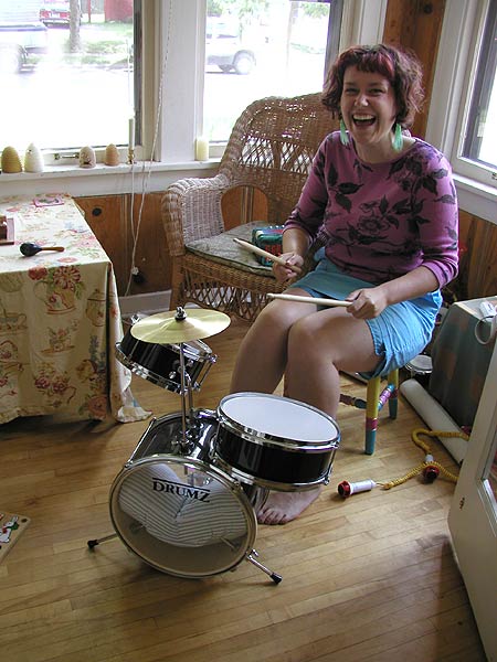 amy playing the drumz